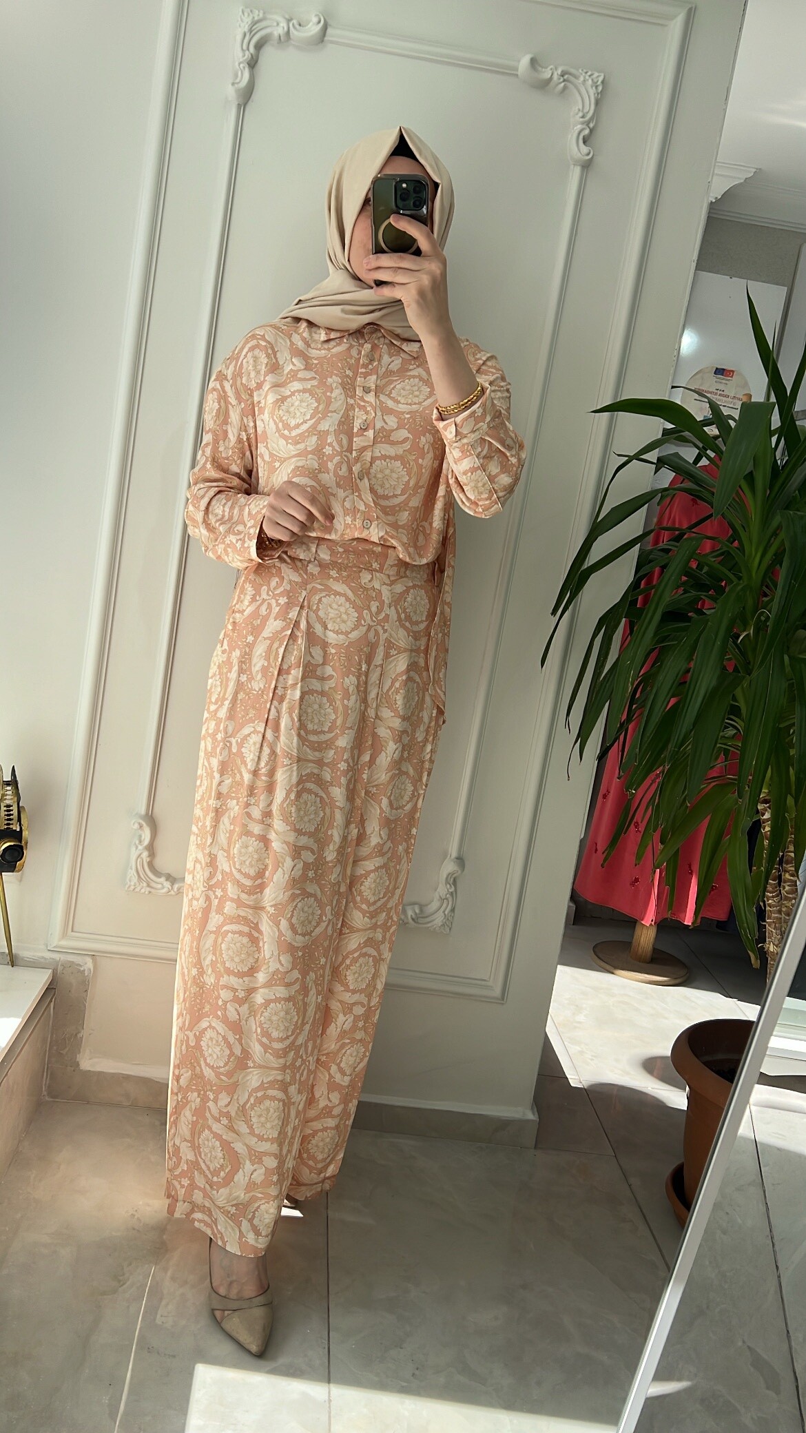 Terzi dükkanı. İpek takım